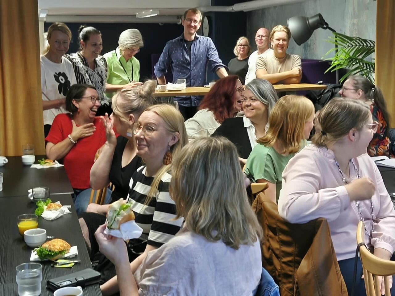 Ihmiset keskustelevat Täsmänän verkostotapaamisessa.